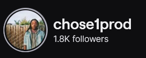 Chose1prod's Twitch logo and follower count (1.8k). Logi is a black man with locs standing in front of a wooden fence. Image links to Chose1prod's Twitch page.
